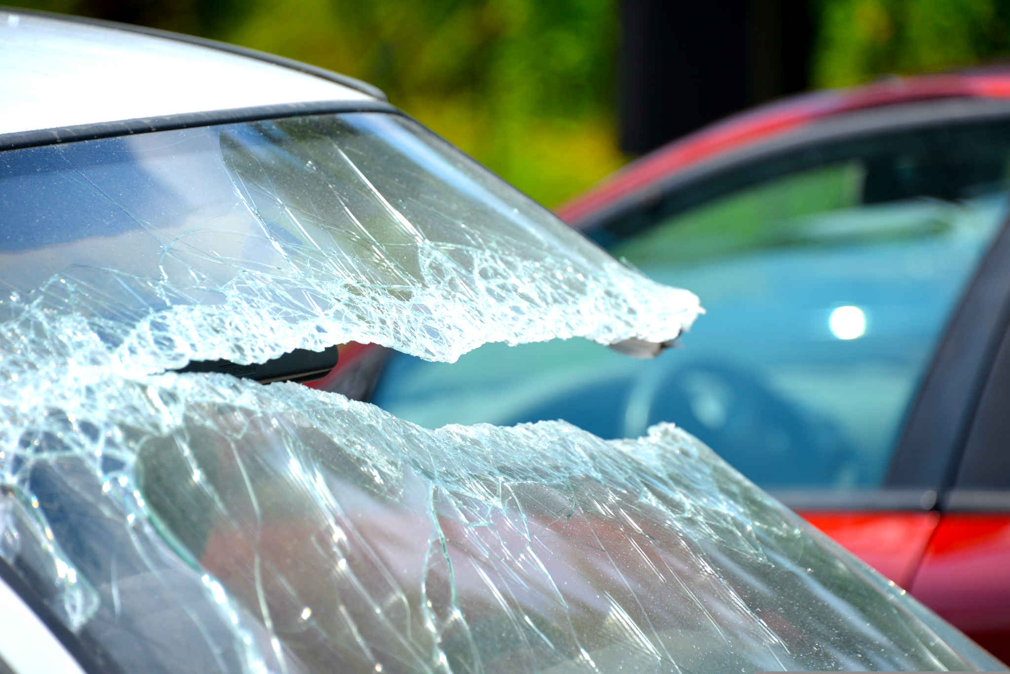 Przyczyny uszkodzeń szyb samochodowych i jak ich uniknąć